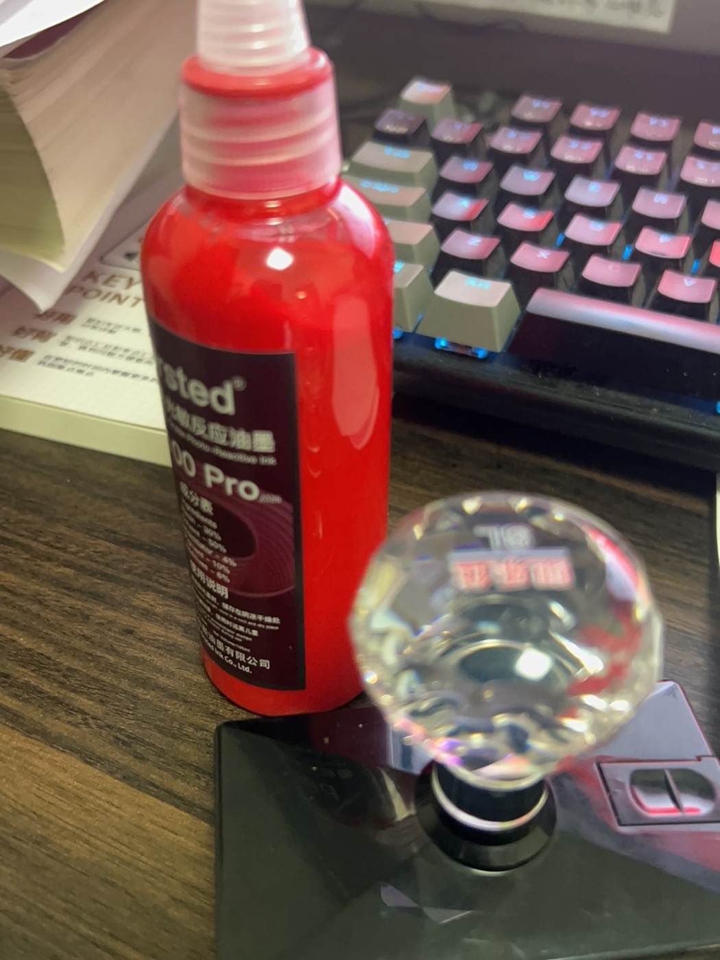 桌面上的 A100 Pro 红色光敏印油