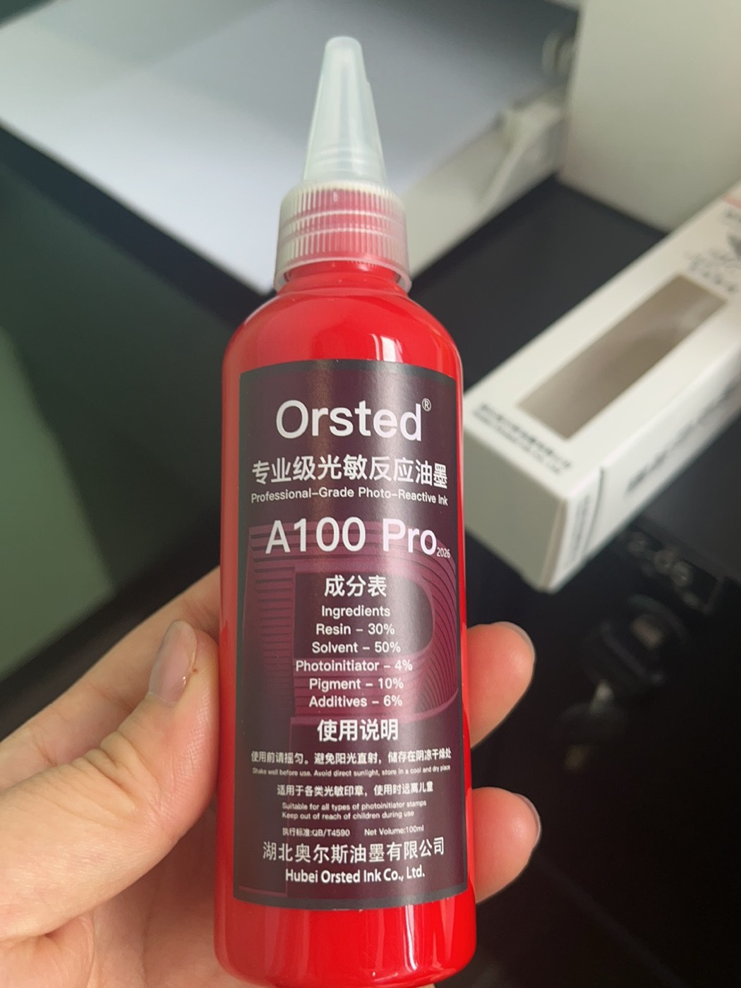 顾客手持 A100 Pro 红色光敏印油